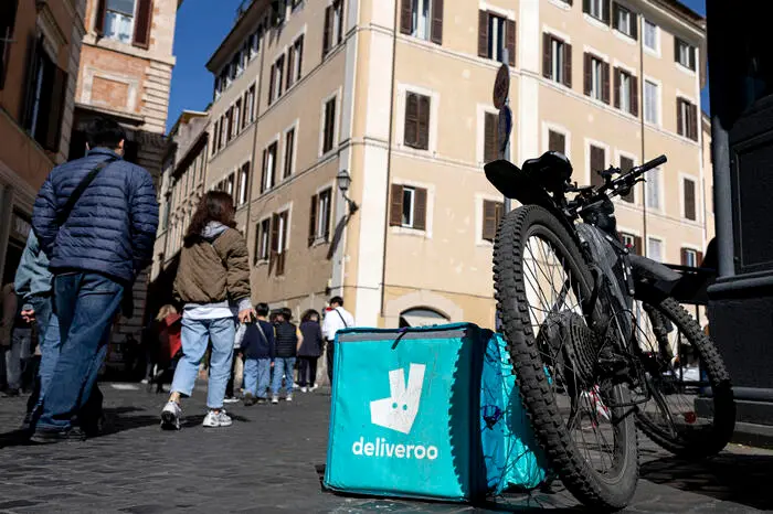 Deliveroo, paga oraria 'stimata' sale a 14 euro, limite al tempo passato al lavoro