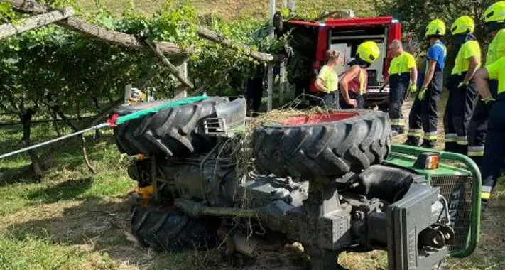 Schiacciato dal trattore, un morto a Salorno