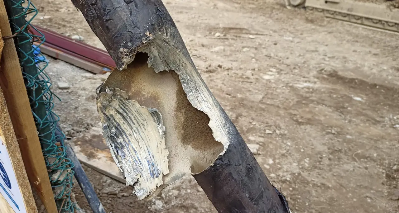 Bolzano, forte perdita di gas in un cantiere in via Maso della Pieve. Gli operai di Seab ripristinano la rete