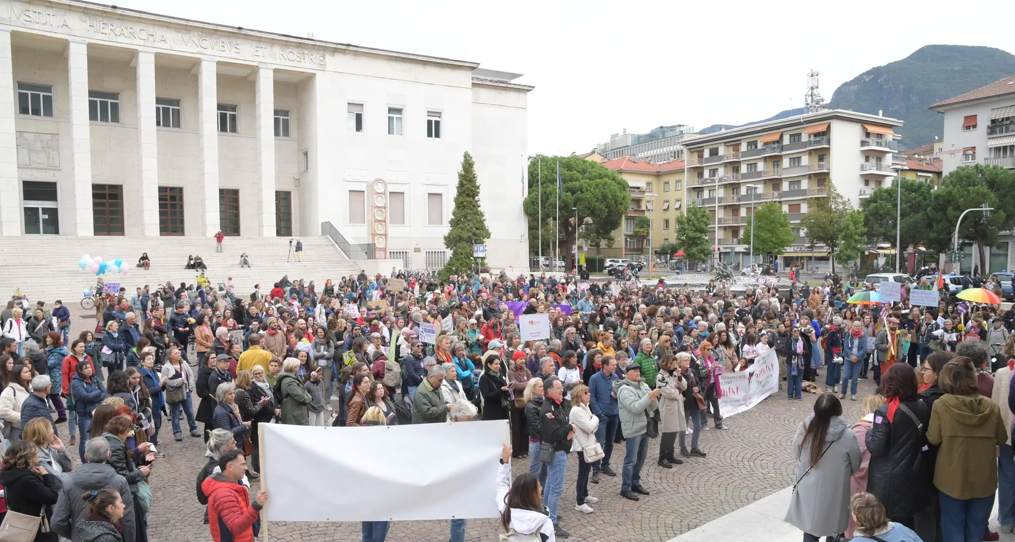 A Bolzano le 'Donne in marcia': «Chiediamo una Casa delle donne e educazione sessuale obbligatoria»