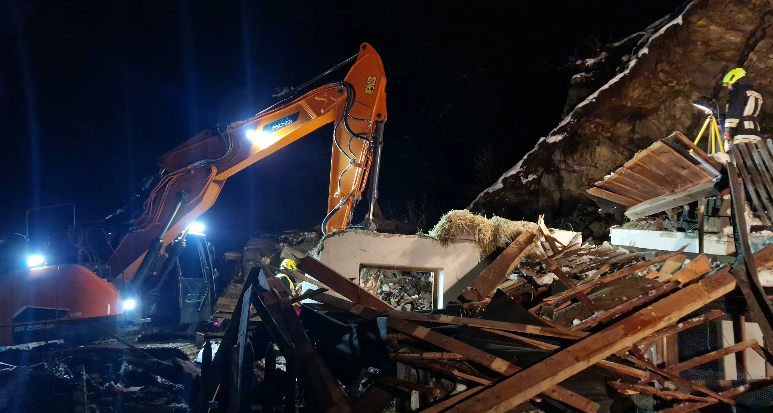 Frana distrugge una stalla sopra Parcines, nessun ferito ma molti animali sono morti