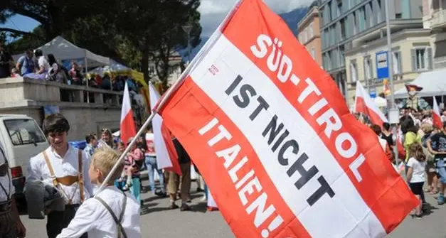 «Un libro sulla secessione dell’Alto Adige». La denuncia di Urzì e Galateo