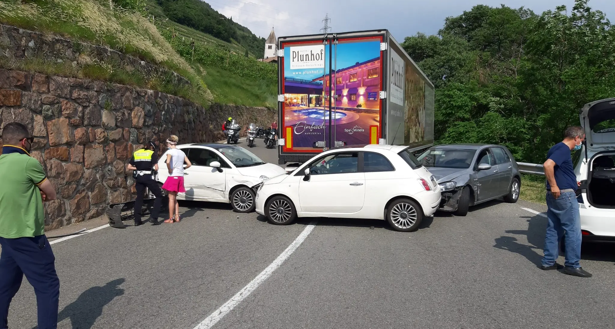 Il camion scivola all’indietro e investe due auto: tragedia sfiorata a Santa Giustina