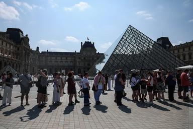 Proteste in Francia, manifestanti bloccano l'accesso al Louvre