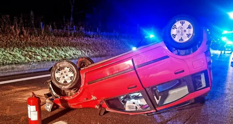 Perde il controllo sulla MeBo e si ribalta con la Panda: ferita una donna