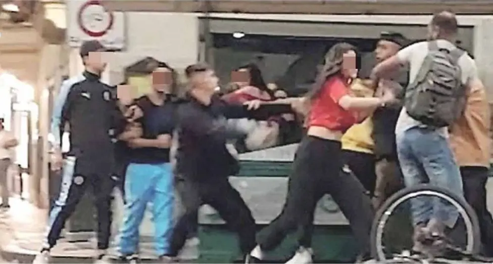 Piazza Erbe, residenti esasperati «Di notte è terra di nessuno»