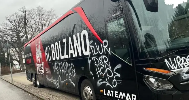 Hockey Club Bolzano shock in Austria: i vandali danneggiano il pullman della squadra