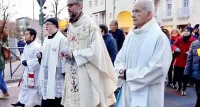 Mancano sacerdoti, a Don Bosco e San Pio X il parroco “taglia” le messe