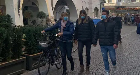 Bolzano “gialla”, Trento va in fuga sui vaccini. Super Green pass: timori per il trasporto alunni