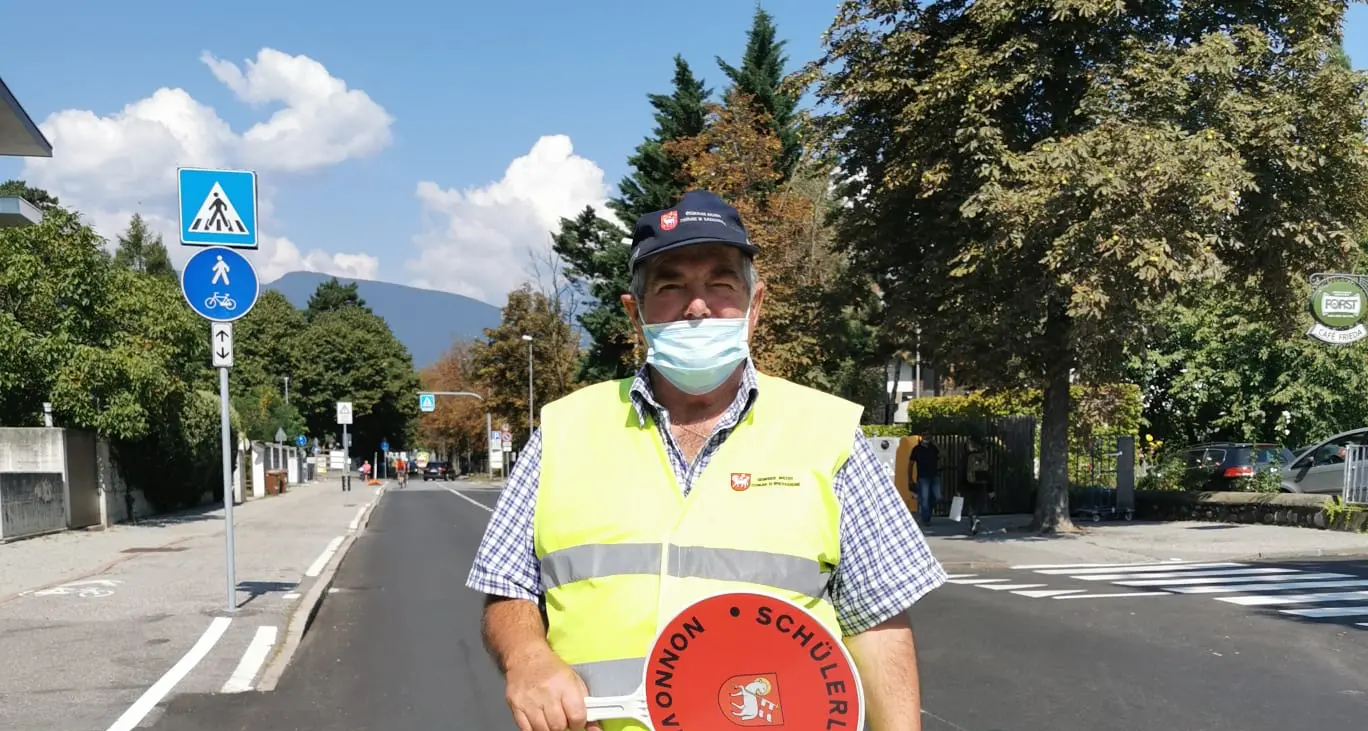 Da 25 anni nonno vigile a Bressanone: «Aiuto 4 mila studenti»