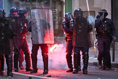 Due cortei non autorizzati dispersi a Parigi e incidenti a Lione e Marsiglia, 61 fermi