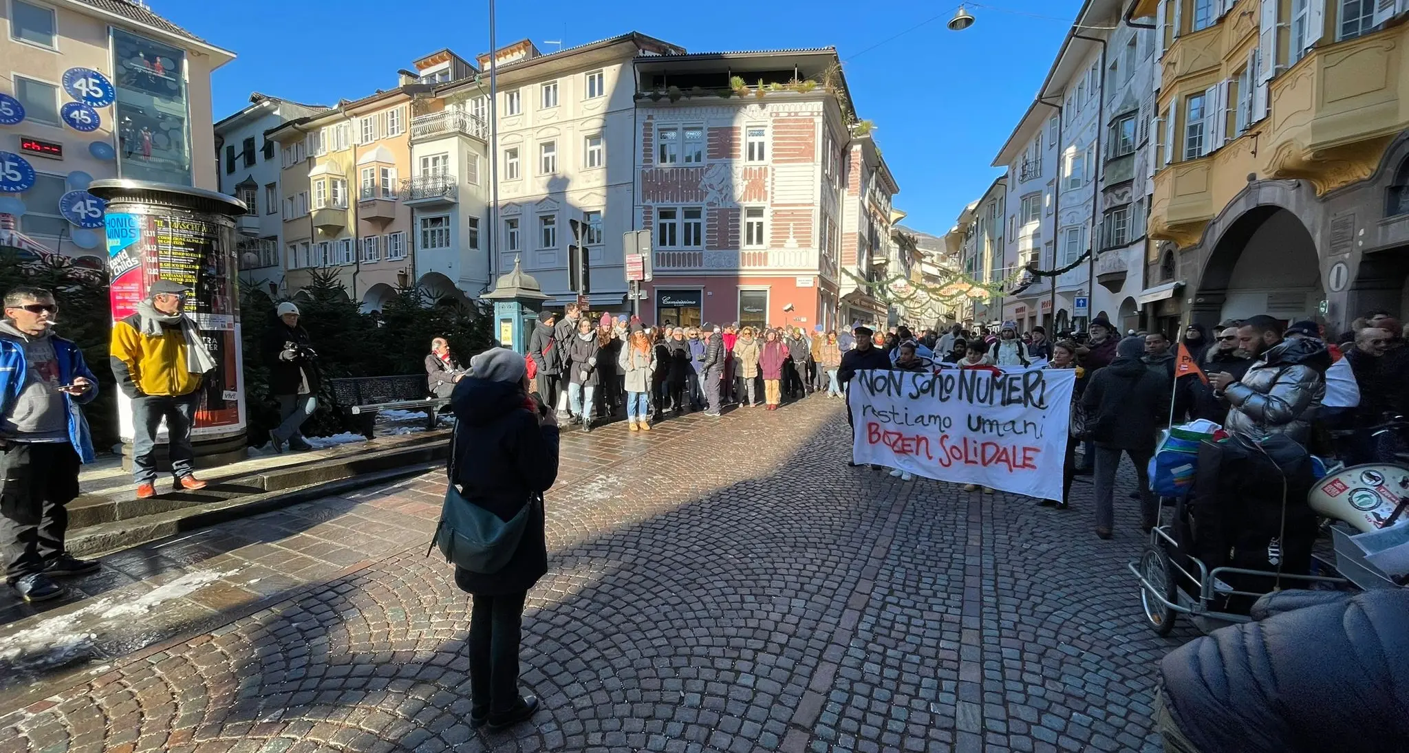 Manifestanti in piazza Università: «Vergogna morire di freddo a Bolzano, giustizia per Mostafa»