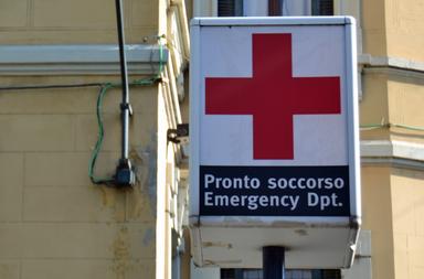 Infermiera aggredita mentre presta soccorso in ospedale nel Napoletano