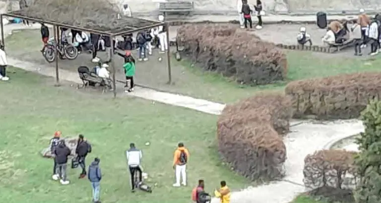 Rissa a colpi di sdraio, droga e degrado: «Chiudiamo Parco Cappuccini»