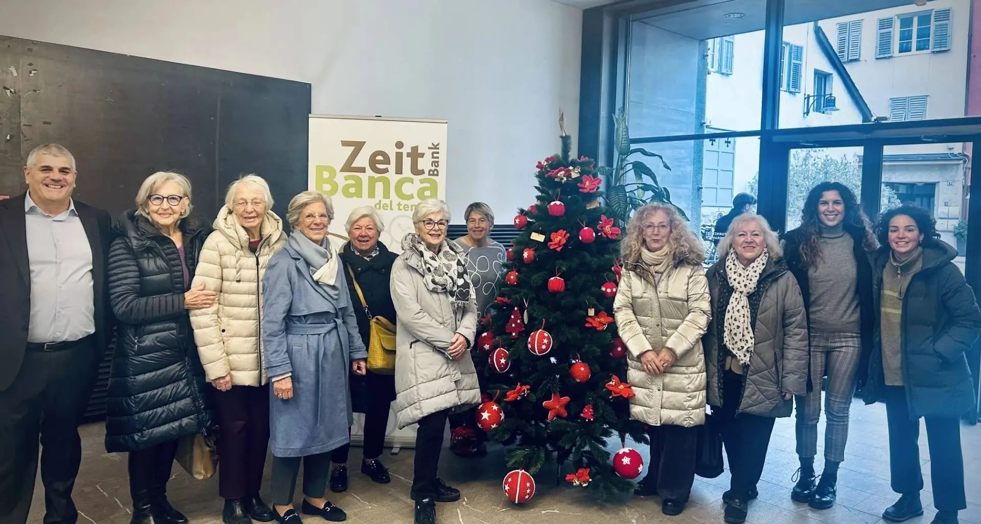 Banca del Tempo, addobbi all’uncinetto per l’albero del Comune