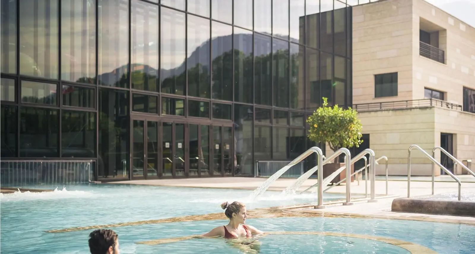 Terme Merano, 366mila presenze in piscina nel 2023. Piace il laghetto balneabile
