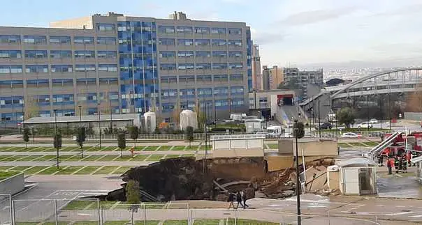 Napoli, enorme voragine nel parcheggio dell’ospedale del Mare