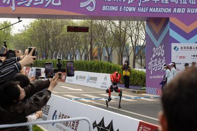 Robot cinese corre i 100 metri in 9"32, battuto il record di Bolt