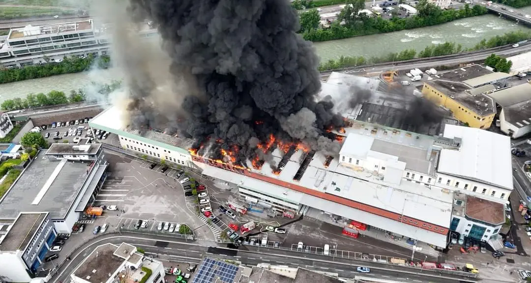 Avvolta dalle fiamme l’Alpitronic, leader delle colonnine per auto elettriche