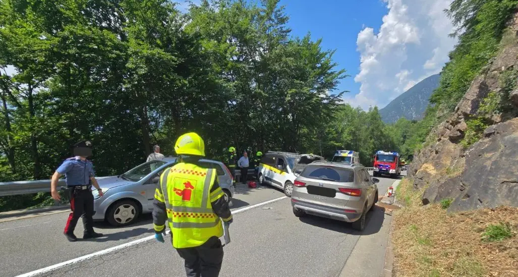 Maxi incidente a Lana di Sotto, scontro tra quattro veicoli: quattro feriti
