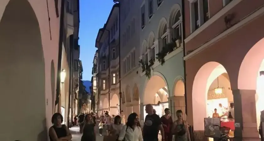 Saldi in Alto Adige dal 16 luglio, ma in 15 località turistiche iniziano dopo. L’Unione: «Scelta sensata»
