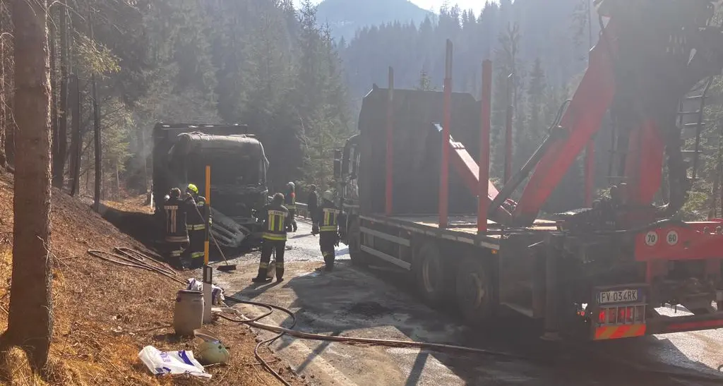 Tir in fiamme in val d'Ega, prende fuoco anche il bosco: massiccio intervento dei vigili del fuco della zona