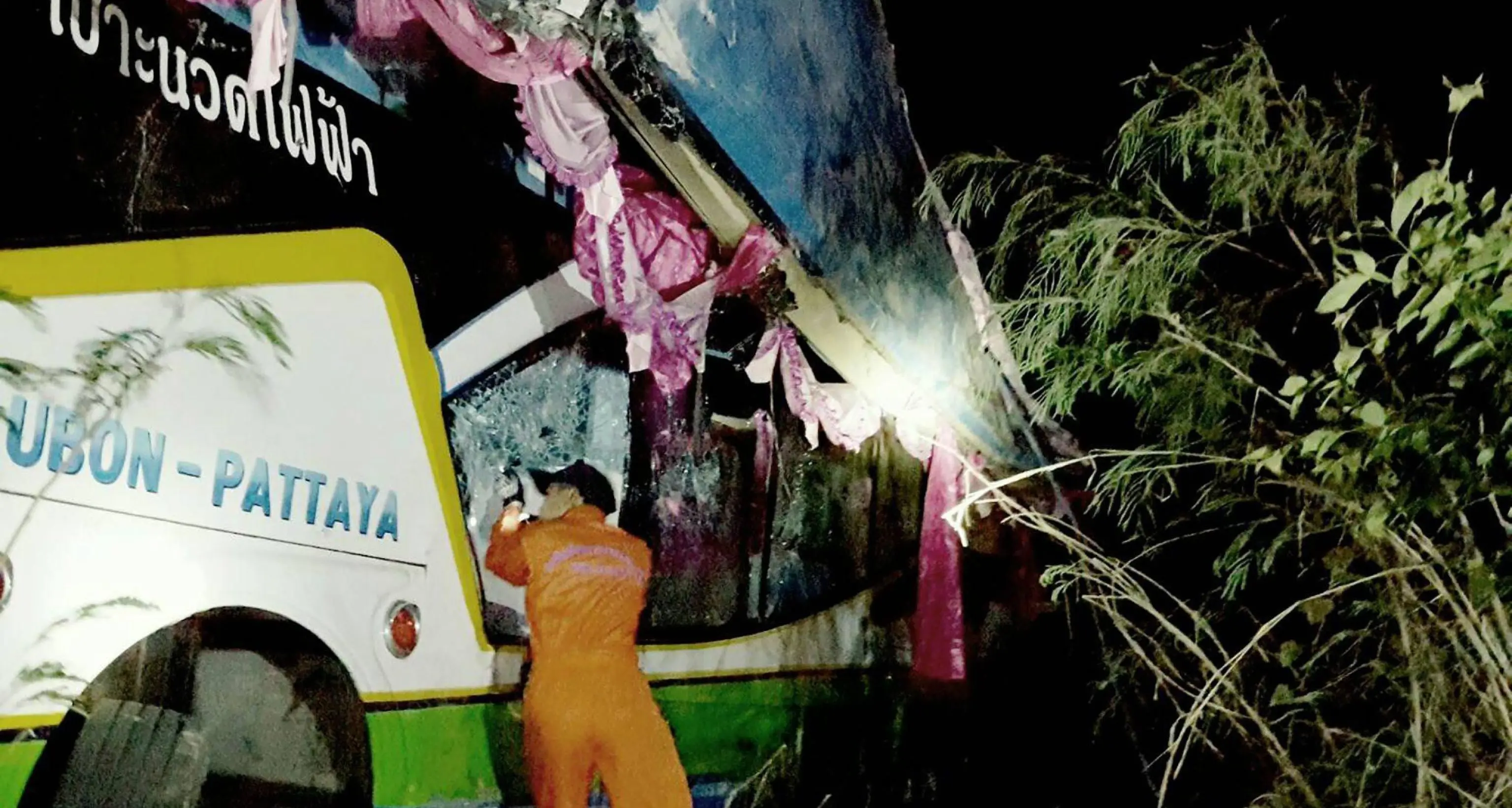 Thailandia, bus a 2 piani contro un albero: 14 morti e 32 feriti