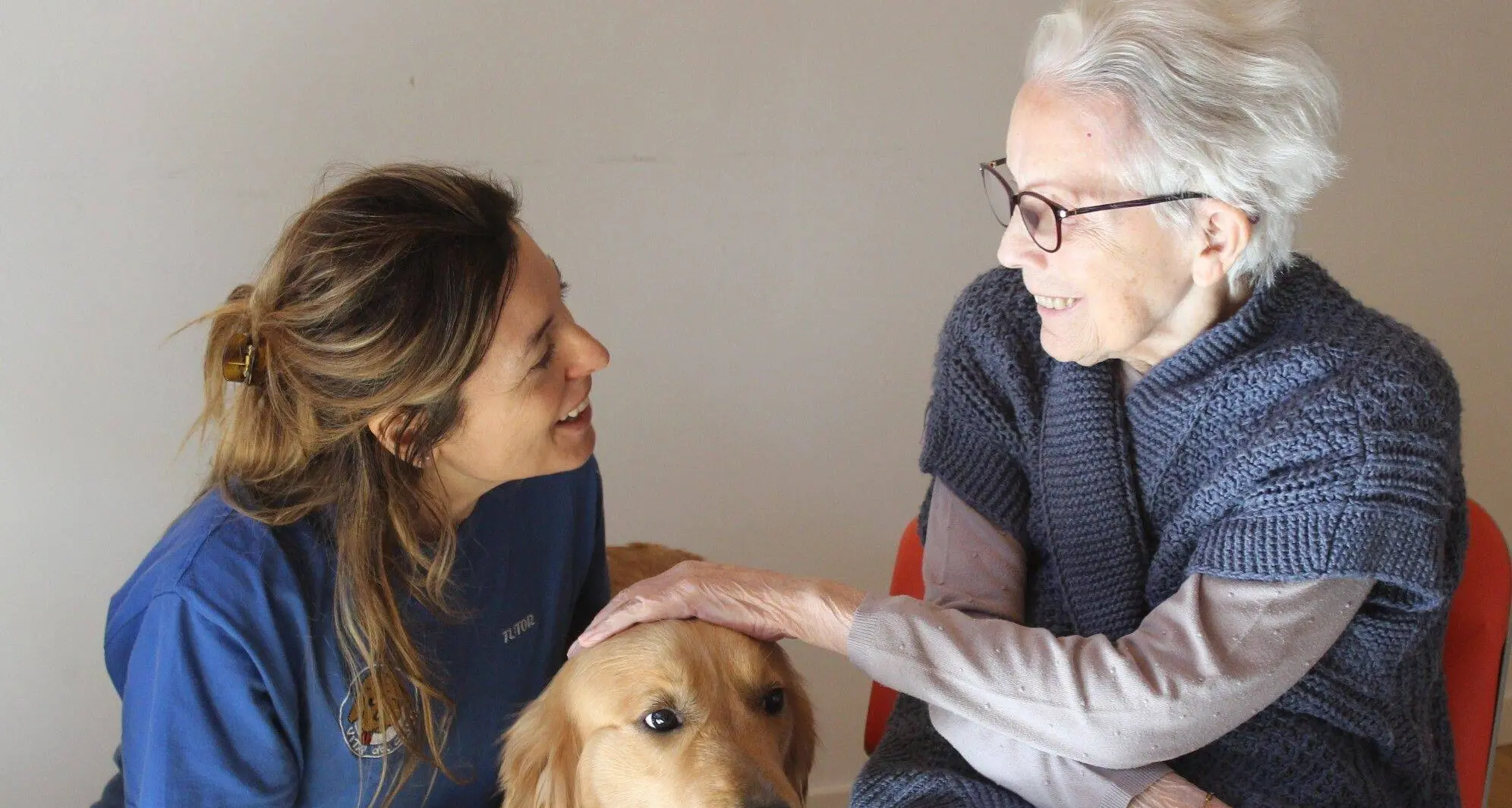 Pet therapy nelle Rsa, il progetto Assb migliora il benessere degli ospiti