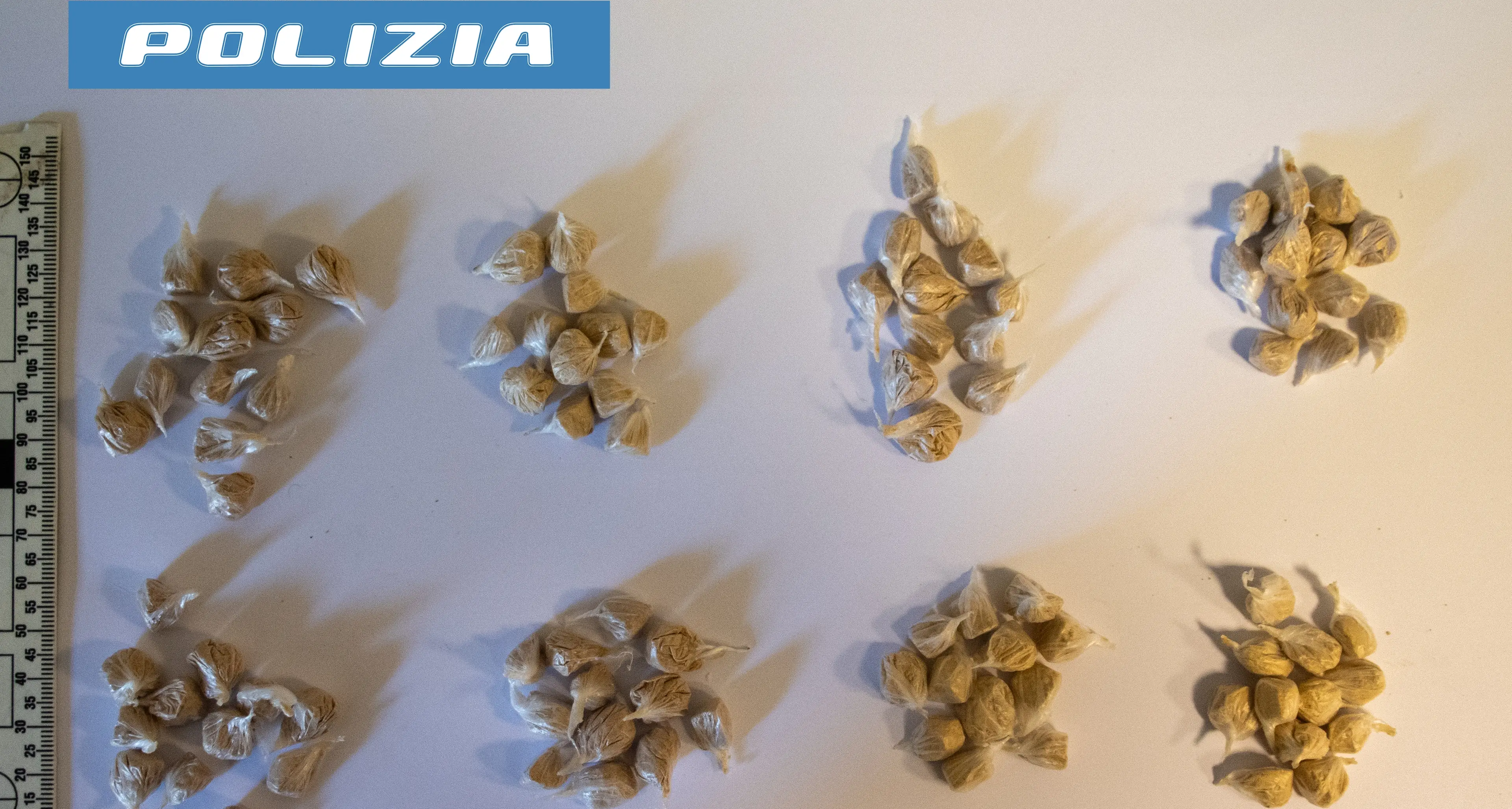 Spacciava al parco con un vero e proprio campionario di droga