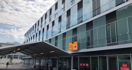 Bolzano, trovato a terra dopo caduta con lo scooter: muore in ospedale