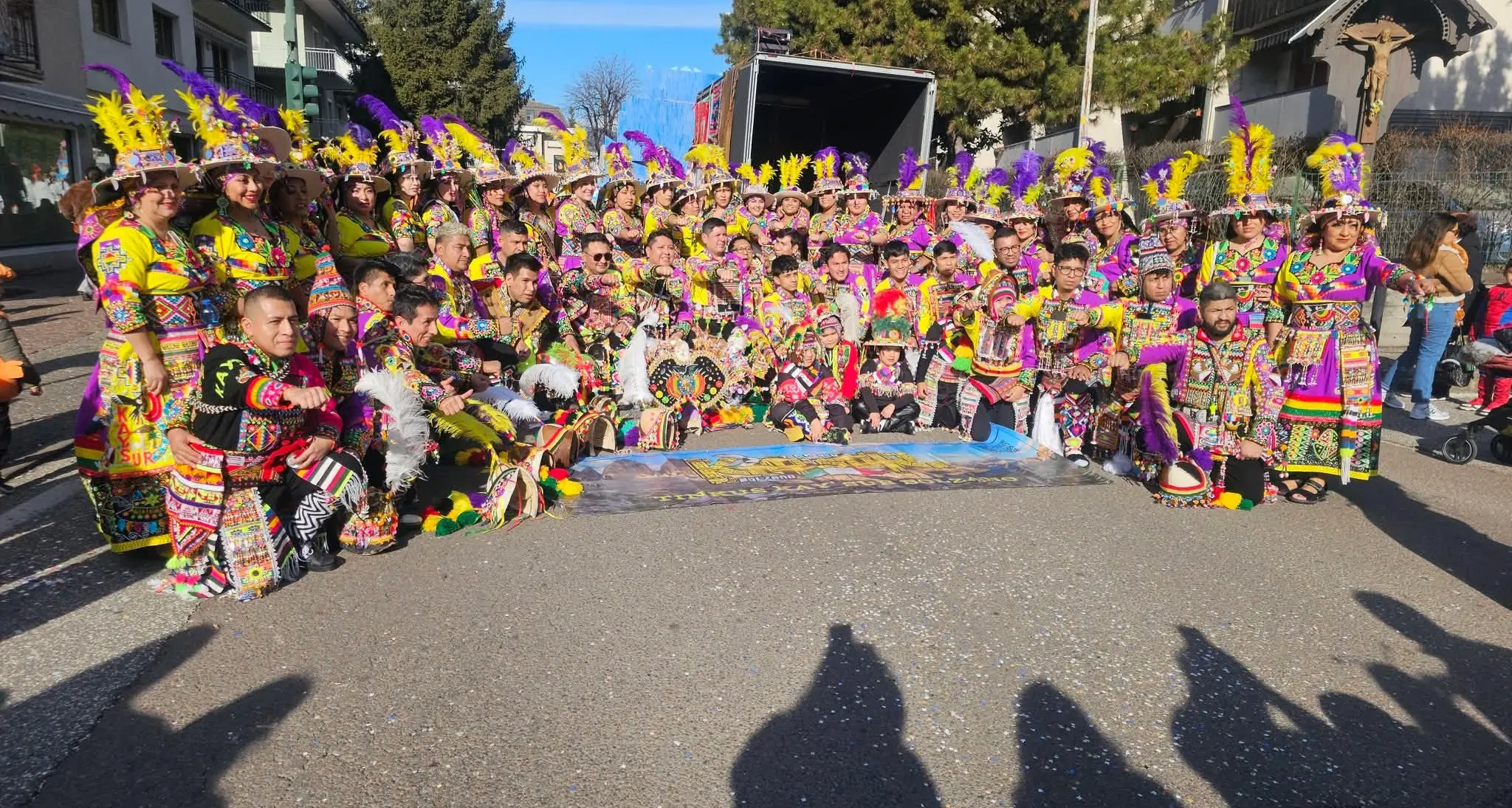 Furto al Carnevale di Laives: rubati tre costumi boliviani artigianali. L’appello: “Aiutateci a ritrovarli”