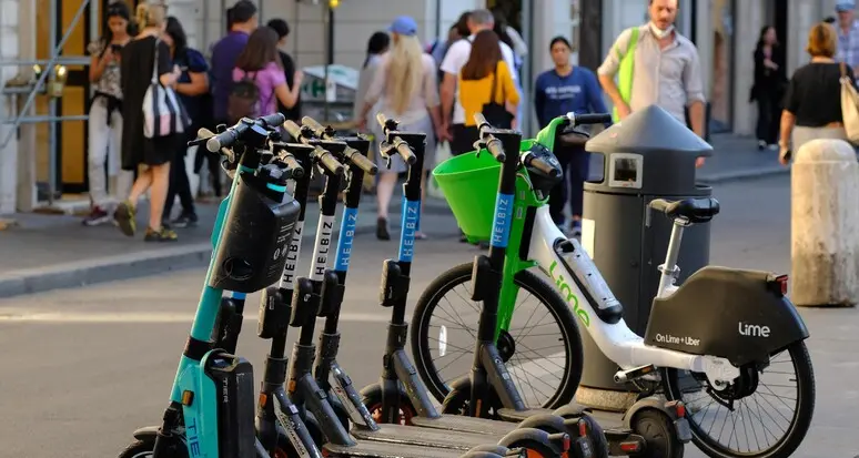 Monopattini elettrici: obbligo di targa, assicurazione e casco