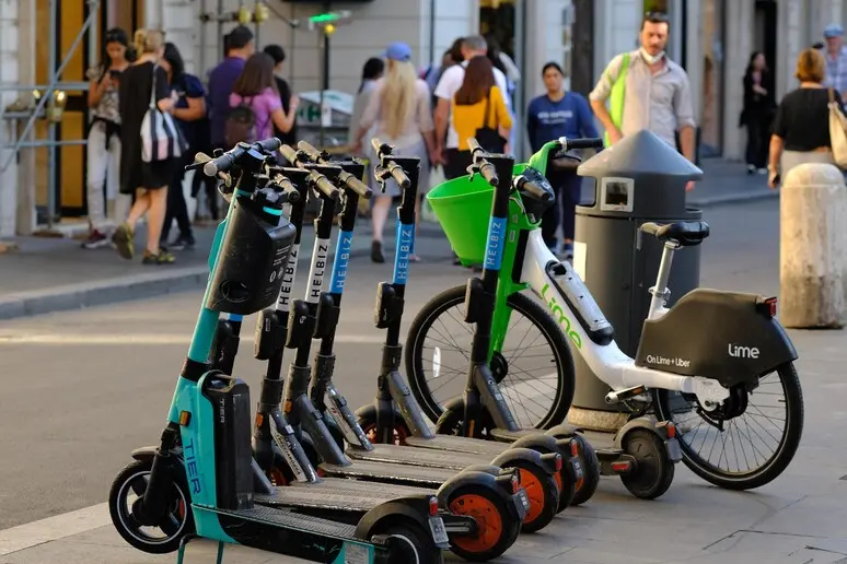 Monopattini elettrici: obbligo di targa, assicurazione e casco