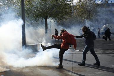 Nuovi scontri e saccheggi a Parigi
