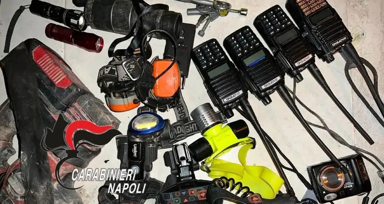 Furti sbucando dalle fogne nel centro di Napoli, 9 arresti