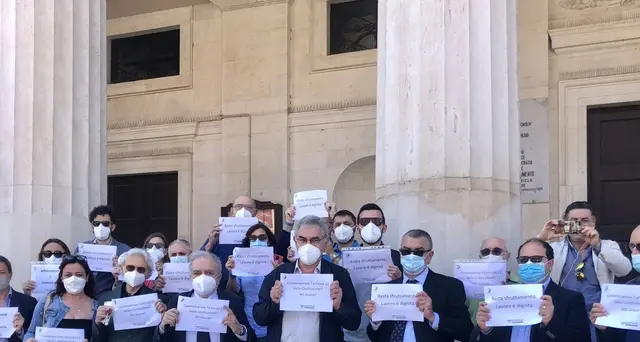 Editoria:flash mob a Bari,in Puglia precario 20% giornalisti