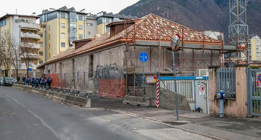 Non può essere espulso per la protezione internazionale: torna in via Novacella armato di catena