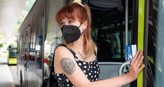 Inizia la scuola in Alto Adige, su bus e treni con le mascherine FFp2: pronti gli orari