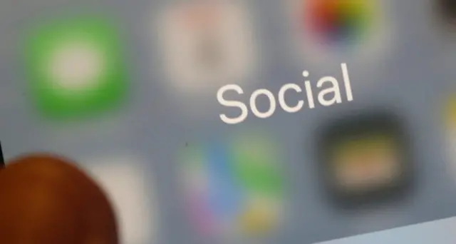 Facebook:lunedì nero costa a Zuckerberg 6 miliardi dollari