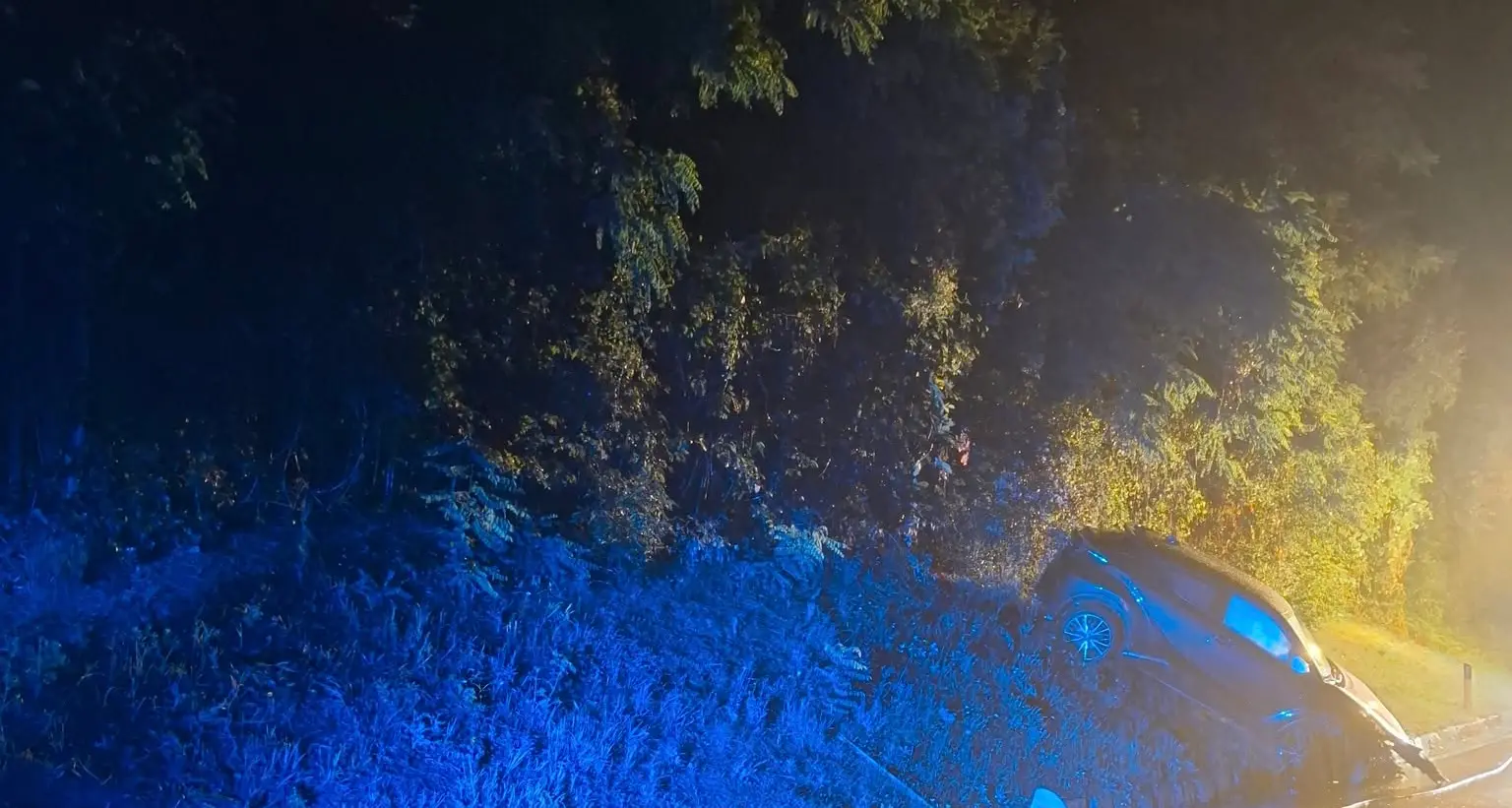 Auto fuori strada nella notte a Fortezza