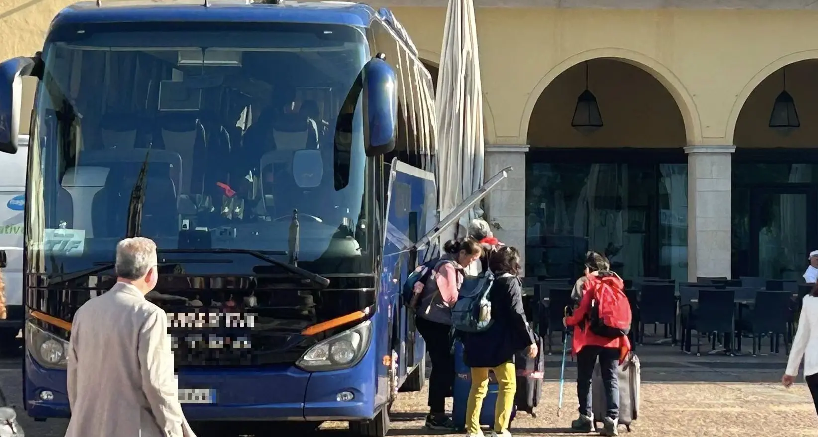Indignazione per il pullman parcheggiato in piazza Walther