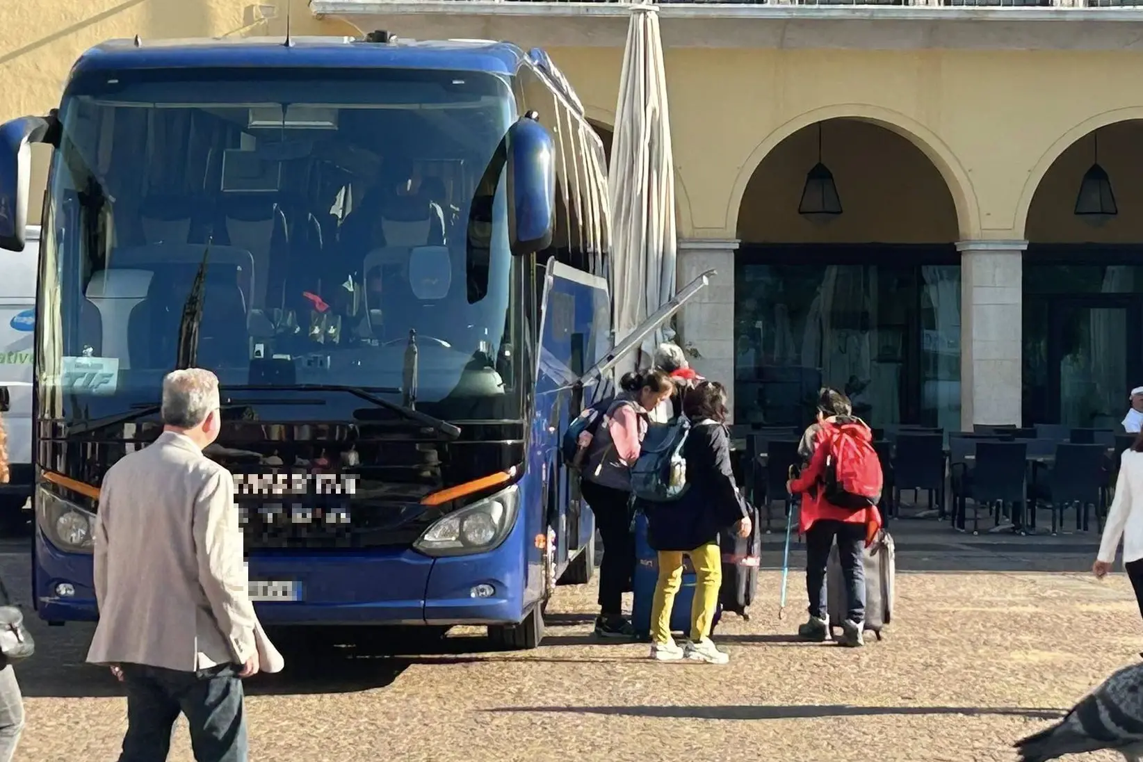 Indignazione per il pullman parcheggiato in piazza Walther