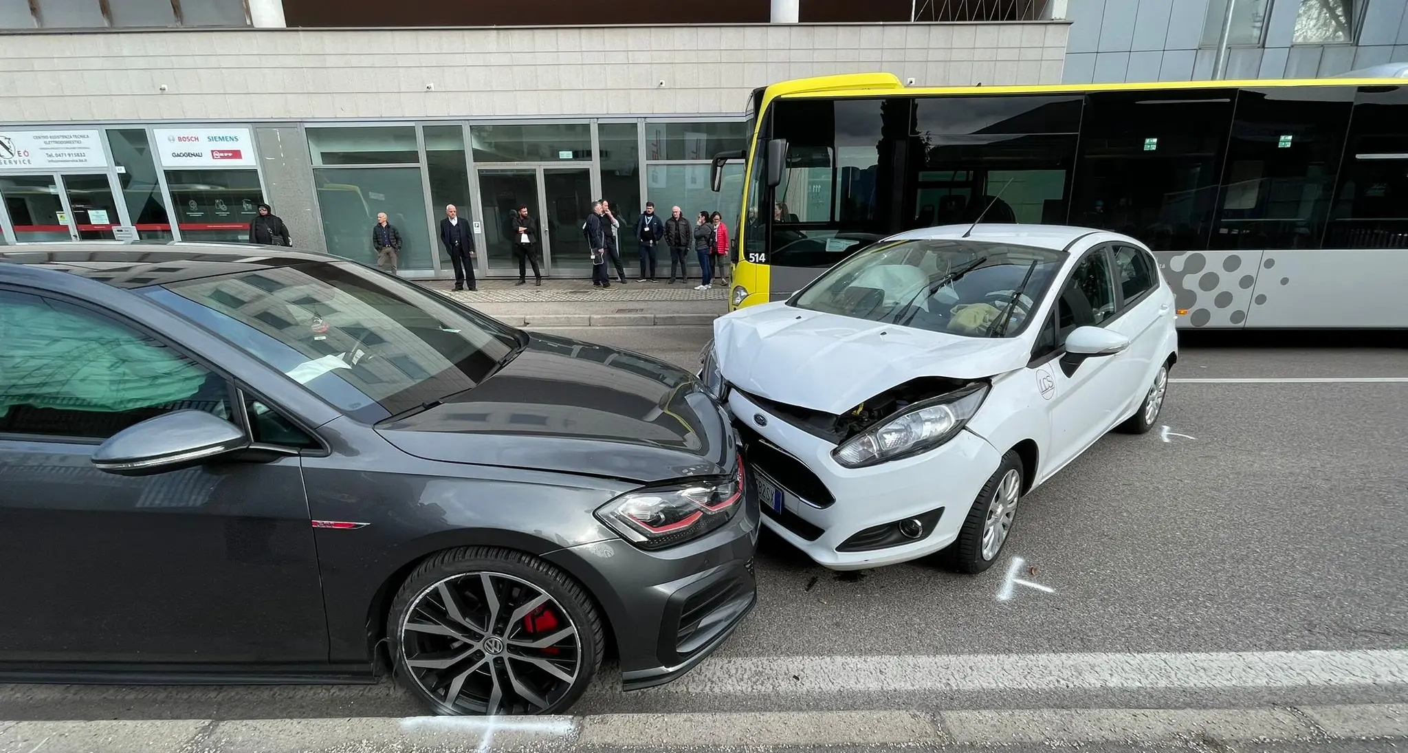 Bolzano, scontro tra due auto. Coinvolto anche un bus, feriti lievi