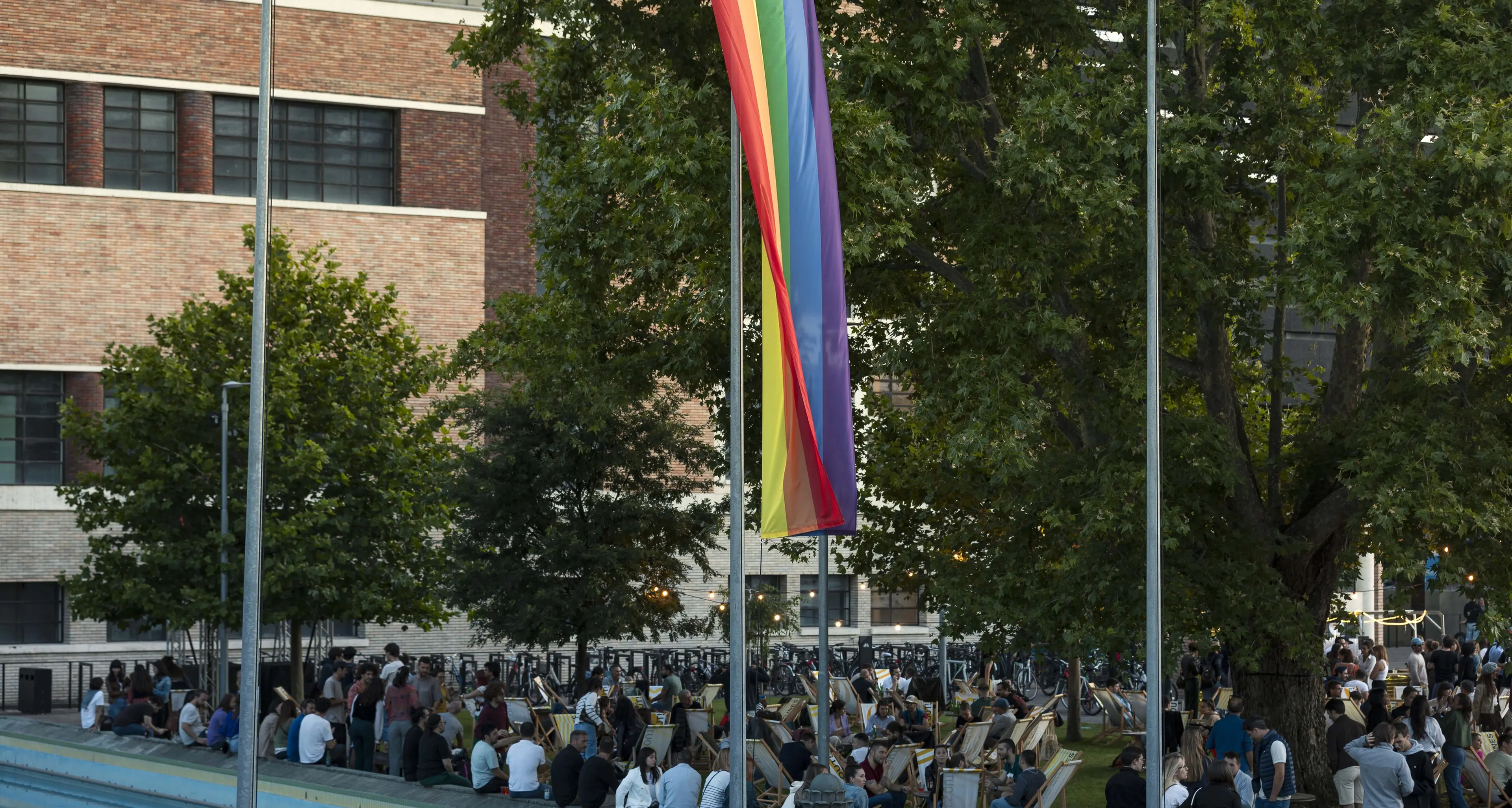 Bolzano, rubata la bandiera arcobaleno al Noi Techpark: consegnate le immagini alla polizia