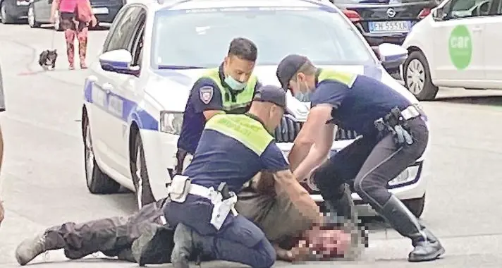 Terrore a Merano, fermato per un controllo aggredisce gli agenti: prima rompe il vetro dell’auto e poi li minaccia con un cacciavite