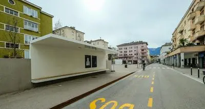Bolzano, i vandali imbrattano la nuova fermata dei bus in piazza Matteotti
