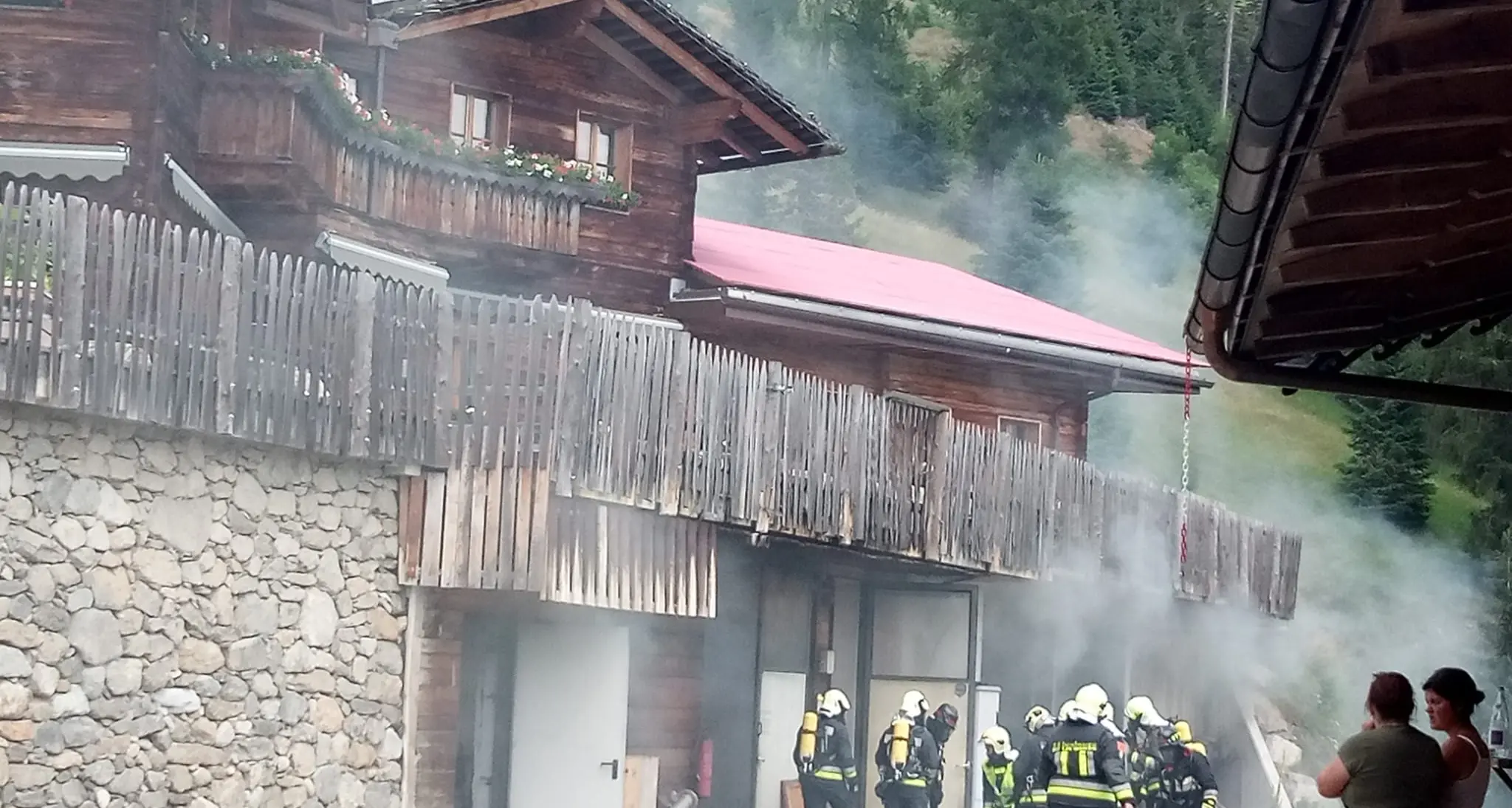 San Candido, scoppia l’incendio nel maso di montagna: servono 70 vigili del fuoco per spegnere le fiamme
