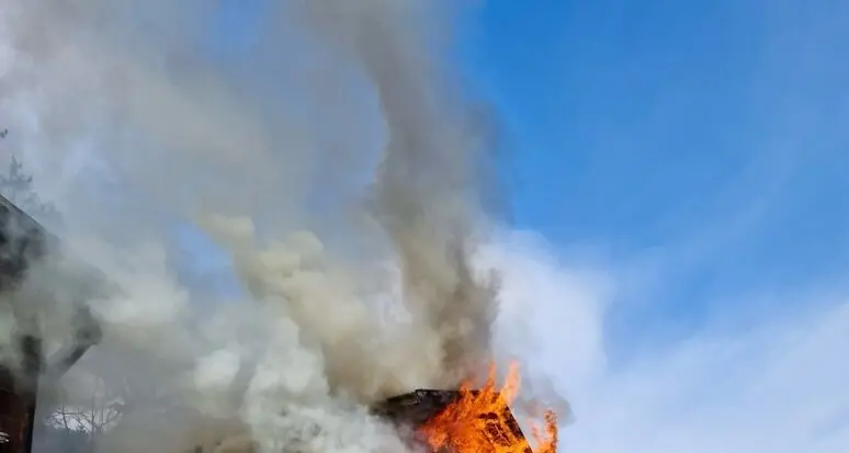 Casa in fiamme in val d'Ultimo, in azione i vigili del fuoco