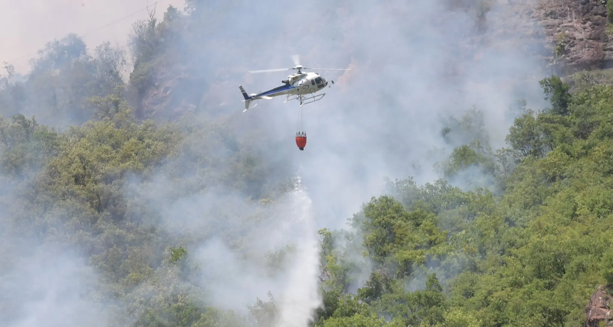 Bolzano, già 130 tonnellate di acqua per domare il rogo di Monte Tondo