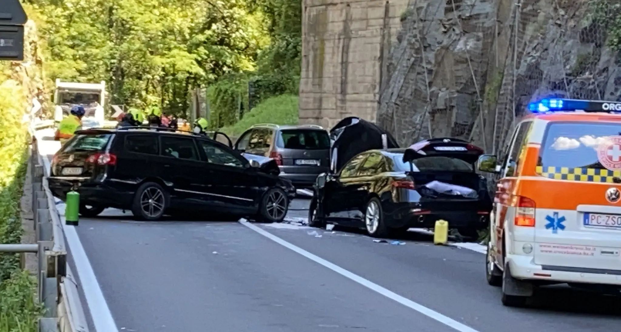 Scontro fra tre auto a Cardano: quattro feriti, uno è gravissimo